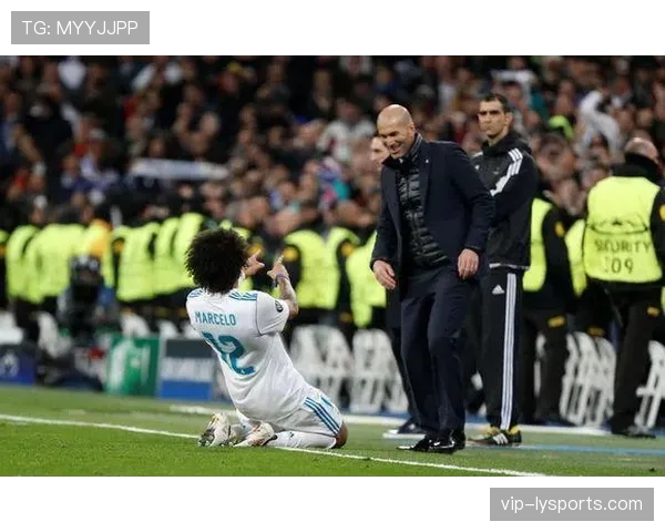 卡瓦尼背着旧帆布包逛菜市场，朋友圈里的贵公子去哪了