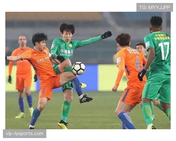 拉人犯规判罚标准细解：裁判何时果断判罚犯规？