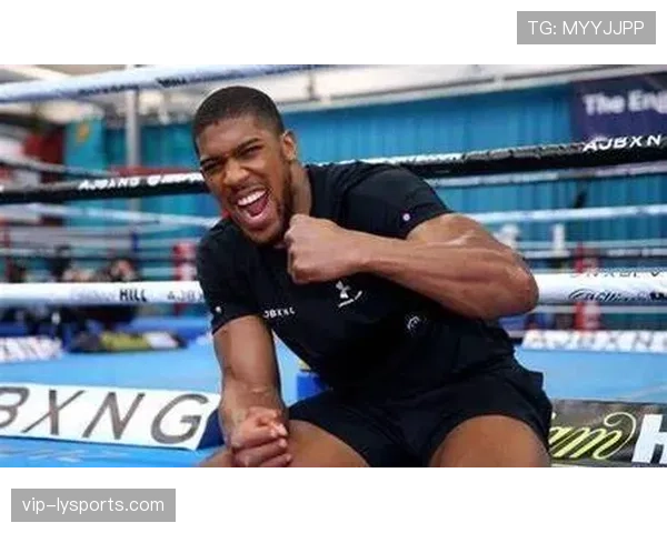 安东尼·约书亚白天训练得跟修行似的，回家客厅堆满名牌箱——感觉他像两个人