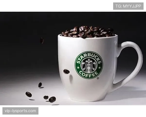 李梓嘉下飞机随手一杯咖啡，杯子下面的牌子把我看懵了