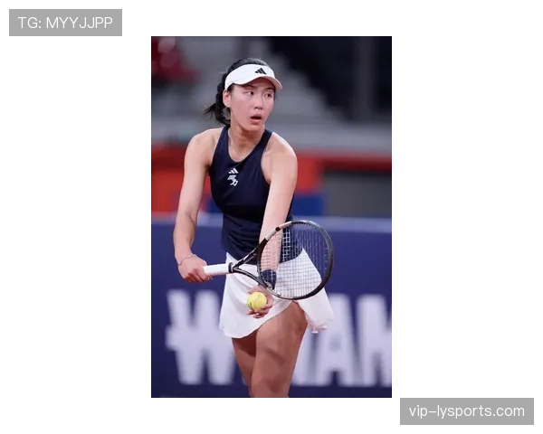 王欣瑜比赛完直接蹲路边啃汉堡，这自律人设是不是有点绷不住了？